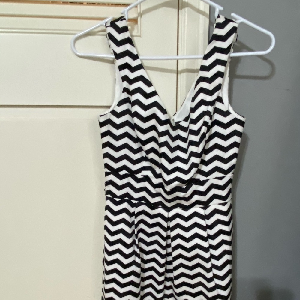 Whbm black and white chevron sleeveless dress